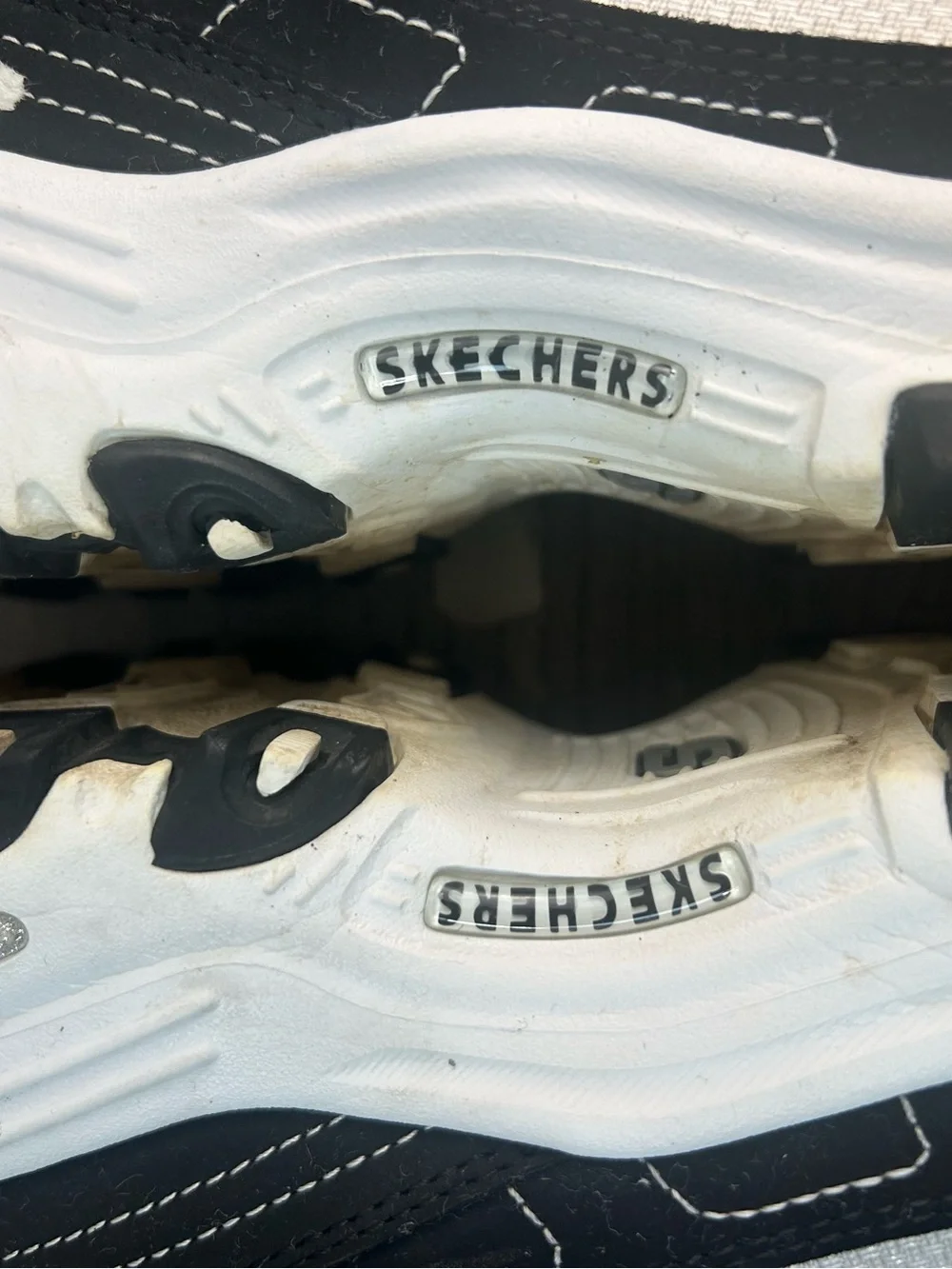Skechers D’Lites  Women’s Black and White Athletic Sneakers Shoes Comfort Size 9